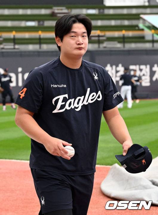 [OSEN=수원, 조은정 기자]3일 수원 KT위즈파크에서 ‘2025 신한 SOL Bank KBO리그’ KT 위즈와 한화 이글스의 시즌 최종전이 열린다.KT가 오늘 경기를 승리하더라도 NC가 창원에서 SSG 랜더스를 제압하면 NC가 5위로 가을야구 막차를 탄다. KT가 5위가 될 수 있는 경우의 수는 총 3가지로, KT가 한화를 꺾고 NC가 SSG에 패하거나 무승부를 거두면 KT가 6년 연속 가을 무대를 밟는다. KT가 무승부를 거두고 NC가 패해도 5위는 KT의 차지다. 한화전을 내줄 경우 창원 경기 결과와 관계없이 가을야구 진출이 좌절된다.한화 김서현이 훈련을 위해 이동하고 있다. 2025.10.03 /cej@osen.co.kr