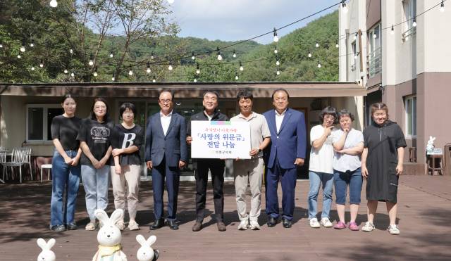▲김규찬 의령군의장과 의원들이 추석 명절을 맞아 사회복지시설을 방문한 모습. ⓒ의령군의회