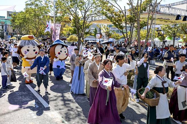 전북 군산근대역사박물관 일대에서 지난해 열린 시간여행축제 모습. 군산시 제공