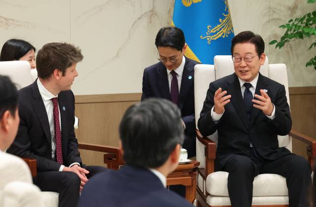 이재명 대통령이 1일 서울 용산 대통령실에서 샘 올트먼 오픈AI 최고경영자(CEO), 이재용 삼성전자 회장, 최태원 SK그룹 회장 등과 인공지능(AI) 협력 확대 방안에 관해 이야기를 나누고 있다. 연합뉴스.