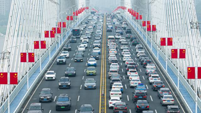 국경절 연휴 첫날인 1일 중국 후베이성 우한의 제2 양쯔강 대교를 차량들이 지나가고 있다. 신화연합.