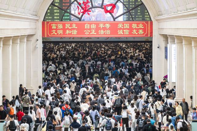 국경절 연휴 첫날인 1일 중국 후베이성 우한의 한커우역에 승객들이 들어오고 있다. 신화연합.