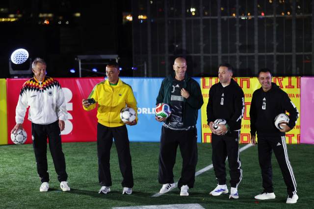3일 미국 뉴욕 브루클린브리지파크에서 공개된 2026 북중미 월드컵 매치볼 ‘트리온다’. 축구 전설 위르겐 클린스만(왼쪽부터), 카푸, 지네딘 지단, 알레산드로 델피에로, 사비 에르난데스도 함께했다. AFP연합뉴스