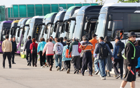 중국인 단체관광객 무비자 입국 첫날인 지난달 29일 오전 인천 연수구 인천항 국제크루즈터미널에 입국한 중국인 단체 크루즈관광객들이 버스로 향하고 있다. 연합뉴스
