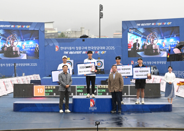 장재훈(사진 앞줄 오른쪽) 현대차그룹 부회장이 3일 광주 동구 5.18 민주광장'에서 열린 '현대자동차 정몽구배 한국양궁대회 2025' 남자 리커브 수상자들과 시상식 후 기념촬영을 하고 있다. /연합뉴스