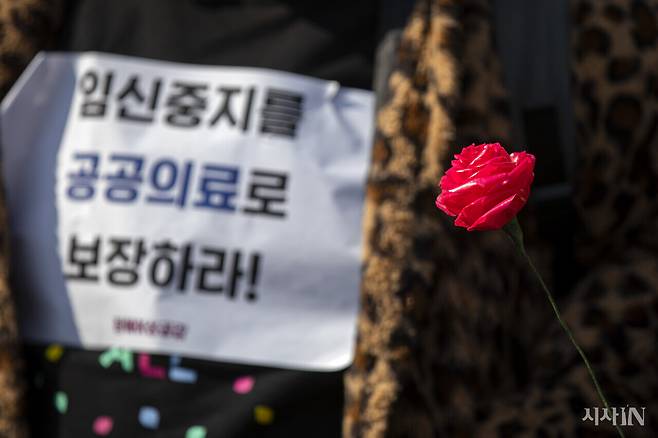 2021년 3·8 세계 여성의 날을 맞아 서울시 종로구 세종문화회관 계단에서 임신중지 건강보험 적용 및 유산유도제 도입을 요구하는 기자회견이 열렸다. ‘장애여성공감’ 활동가들은 이날 모두를 위한 임신중지 접근권 보장을 촉구하며 장미꽃을 들고 참석했다. ⓒ시사IN 신선영