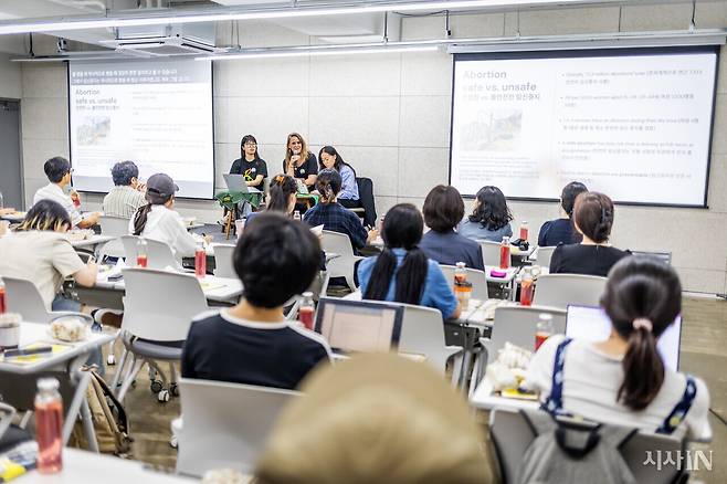 ​9월4일 서울 은평구 인권재단에서 국제앰네스티 한국지부 초대로 방한한 성과 재생산권리 전문가 수잔 펠트하이스 박사가 임신중지 약의 안전성에 대한 강연하고 있다. ⓒ시사IN 박미소