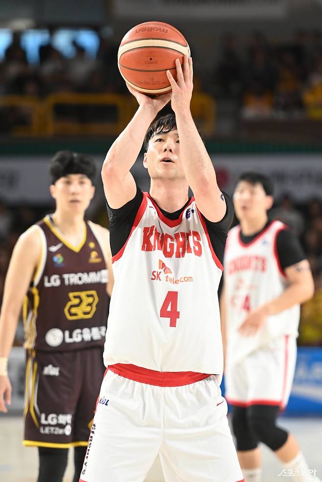 SK 김낙현이  3일 창원체육관에서 열린 LG와 공식 개막전에서 자유투를 던지고 있다. 김낙현은 SK 데뷔전에서 20점·6리바운드·7어시스트로 팀의 역전승에 앞장섰다. 사진제공｜KBL