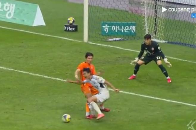 제주 수비수가 전북 전진우의 발을 밟는 장면. 사진캡처 | 쿠팡플레이 중계화면