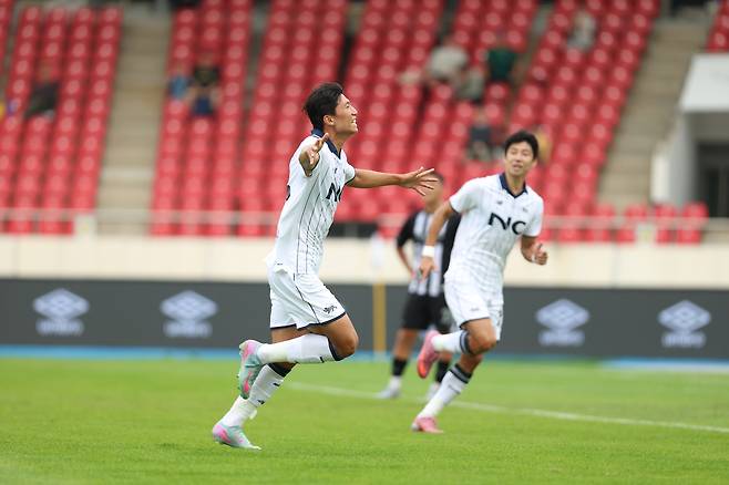 서울 이랜드 변경준이 3일 성남FC와의 K리그2 32라운드 원정 경기에서 선제 골을 넣은 뒤 기뻐하고 있다. 프로축구연맹 제공