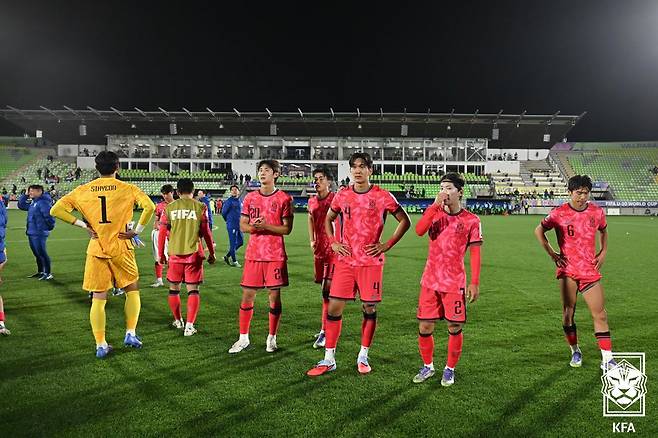 1일(한국시간) 칠레 발파라이소의 에스타디오 엘리아스 피게로아 브란데르에서 열린 2025 국제축구연맹(FIFA) 20세 이하(U-20) 월드컵 조별리그 B조 2차전 파라과이전 0-0 무승부 후 아쉬워하고 있는 한국 대표팀 선수들. /사진=대한축구협회 제공