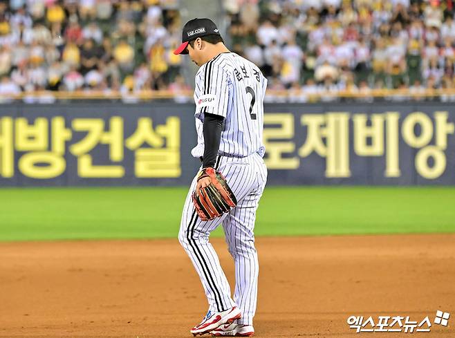 지난달 13일 오후 서울 송파구 잠실야구장에서 열린 '2025 신한 SOL Bank KBO리그' KIA 타이거즈와 LG 트윈스의 경기, 9회초 무사 1,2루 LG 문보경이 포구 실책을 한 후 아쉬워하고 있다. 엑스포츠뉴스 DB