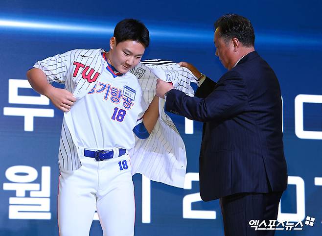 17일 오후 서울 송파구 롯데호텔 월드에서 열린 '2026 KBO 신인 드래프트'에 참석한 LG 트윈스에서 양우진(경기항공고)이 1라운드 8순위로 지명된 뒤 유니폼을 착용하고 있다. 엑스포츠뉴스 DB