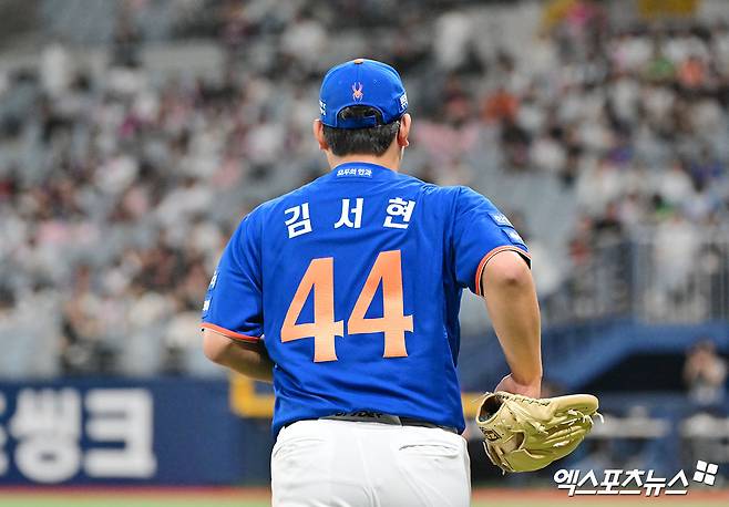 한화 이글스 김경문 감독이 지난 1일 인천 SSG 랜더스와의 원정 경기에서 끝내기 홈런 포함 9회 2사 이후 4점을 내줘 한화의 정규시즌 우승 놓치기 중심에 선 마무리 김서현에게 격려의 말을 전했다. 아울러 김서현에게 너무 험한 말들을 쏟아내는 팬들에게도 응원을 부탁했다. 엑스포츠뉴스DB