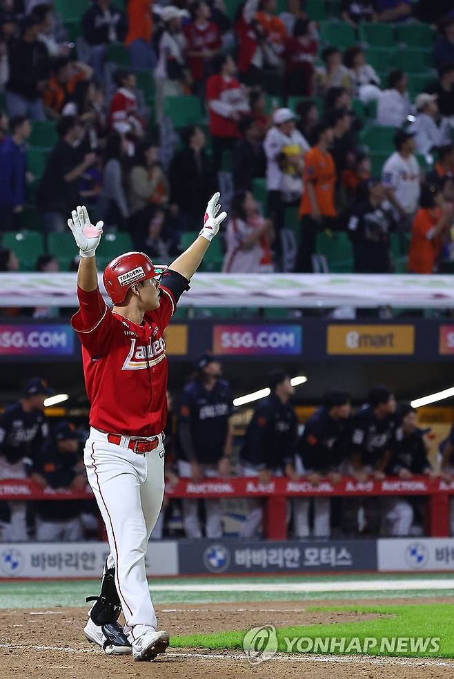 이율예 끝내기 투런 홈런 (인천=연합뉴스) 임순석 기자 = 1일 인천 SSG랜더스필드에서 열린 2025 프로야구 한화 이글스와 SSG 랜더스의 경기. 9회 말 2사 1루 상황에서 SSG 이율예가 역전 끝내기 투런 홈런을 치고 베이스를 돌고 있다. 2025.10.1 soonseok02@yna.co.kr