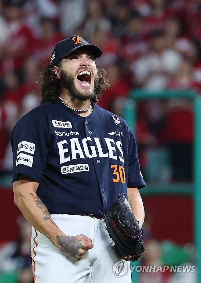 포효하는 한화 폰세 (인천=연합뉴스) 임순석 기자 = 1일 인천 SSG랜더스필드에서 열린 2025 프로야구 한화 이글스와 SSG 랜더스의 경기. 한화 폰세가 5회 말 투구를 마치고 포효하고 있다. 2025.10.1 soonseok02@yna.co.kr