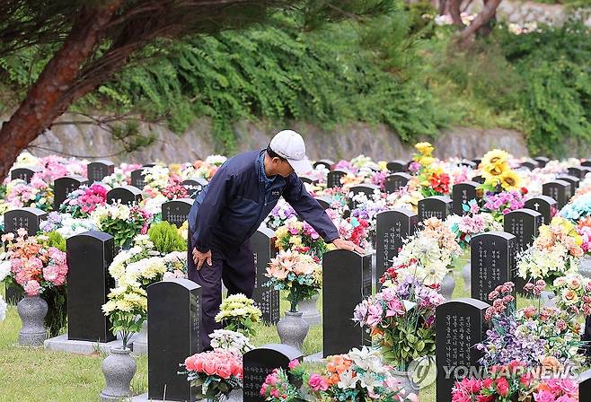 묘비 어루만지는 성묘객 (광주=연합뉴스) 조남수 기자 = 추석 연휴를 열흘 앞둔 23일 광주 북구 영락공원묘지에서 한 시민이 성묘하고 있다. 2025.9.23 iso64@yna.co.kr