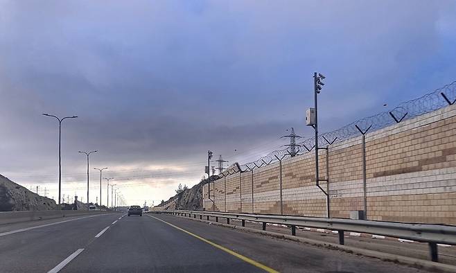 장벽, 철조망, CCTV (라말라[요르단강서안]=연합뉴스) 김동호 특파원 = 1일(현지시간) 요르단강 서안으로 향하는 이스라엘 443번 국도. 2025.10.2 dk@yna.co.kr