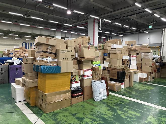 추석 연휴 전 택배 (서울=연합뉴스) 옥성구 기자 = 추석 연휴 전인 2일 수도권의 한 택배 터미널에 물건이 쌓여진 모습. 2025.10.02 ok9@yna.co.kr