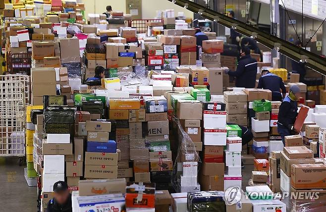 택배로 가득 찬 물류센터 (서울=연합뉴스) 서대연 기자 = 지난 1월 서울 광진구 동서울우편물류센터에 택배가 가득 쌓여 있다. 2025.1.21 dwise@yna.co.kr