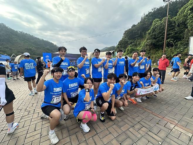 '2025 춘천연합마라톤'에 참가한 춘천고 교사·학생들 [촬영 강태현]