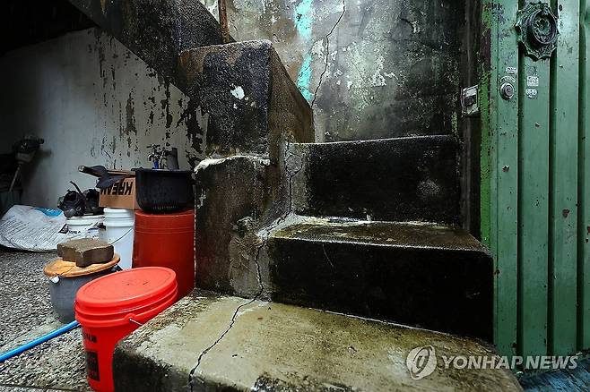 쩍쩍 갈라진 주택 (광주=연합뉴스) 정다움 기자 = 3일 오전 광주 북구 중흥동 도시철도 2호선 공사 현장 인근 주택에 균열이 나 있다. 중흥삼거리 일대 13개 건축물은 지난달 18일 광주시의 긴급 정밀안전 점검 용역에서 긴급 보수·보강이 필요하거나 사용을 금지해야 하는 D·E등급을 받았다. 2025.10.3 daum@yna.co.kr