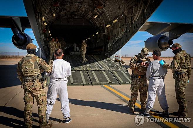 미국에서 추방되는 마약 카르텔 트렌데아과라(TdA) 조직원 [UPI 연합뉴스 자료사진]