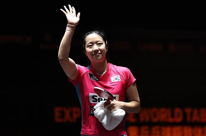 승리 후 팔을 들어 인사하는 신유빈 [ITTF 홈피 제공. 재판매 및 DB 금지]