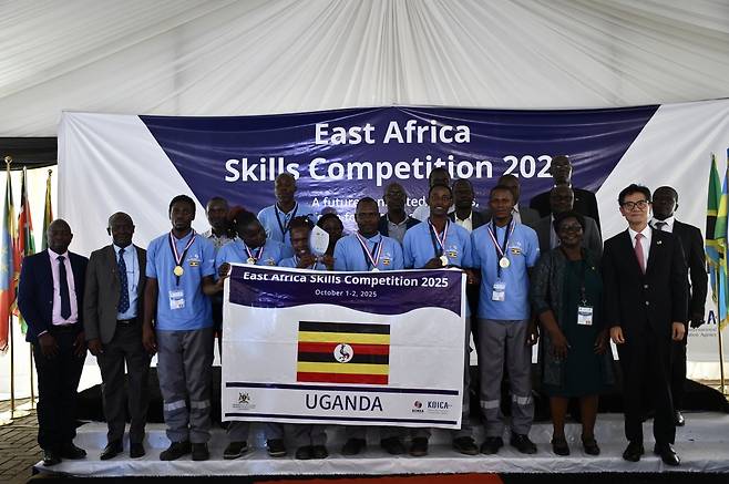 코이카 '동아프리카 기술교류회' 기능경기대회 (요하네스버그=연합뉴스) 2일(현지시간) 우간다 수도 캄팔라 은틴다 직업훈련원에서 열린 코이가 '동아프리카 기술교류회' 학생 기능경기대회에서 우승한 우간다 팀이 트로피와 메달을 들고 기념촬영을 하고 있다. 2025.10.3 [코이카 제공] photo@yna.co.kr (끝)