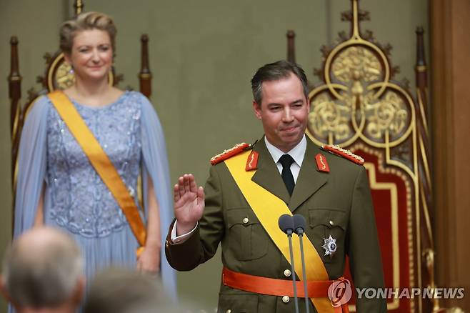 즉위 선서하는 기욤 5세 대공(오른쪽) [EPA 연합뉴스. 재판매 및 DB 금지]