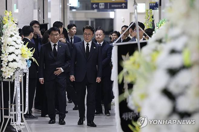 김민석 총리, 국가전산망 담당 행안부 공무원 빈소 조문 (세종=연합뉴스) 김민석 국무총리가 3일 세종시의 한 장례식장에 마련된 국가전산망 담당 행정안전부 공무원 빈소를 찾아 조문하고 있다. 2025.10.3 [총리실 제공. 재판매 및 DB 금지] photo@yna.co.kr