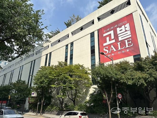 인천 계양구 계산동에 소재한 홈플러스 계산점 외벽에 고별 세일을 알리는 현수막이 걸려 있다. 사진=노선우 기자