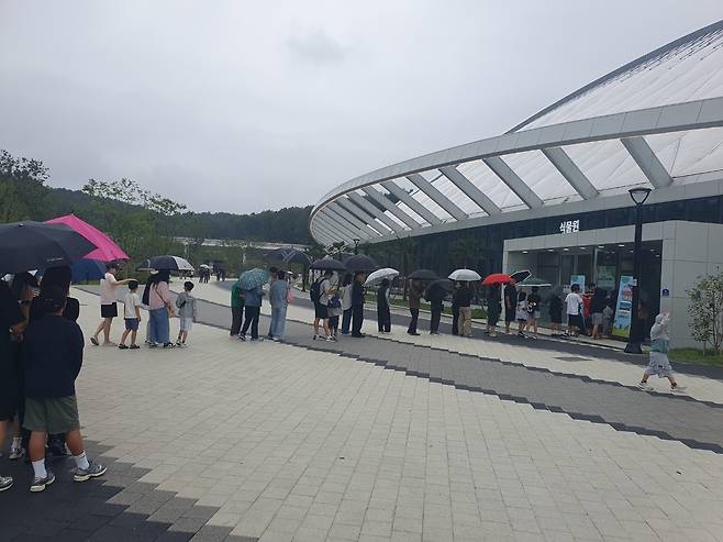 지난 10월 1일 정식 개장한 포항 환호공원 식물원 입장을 기다리는 관람객들 모습. /임창희 선임기자