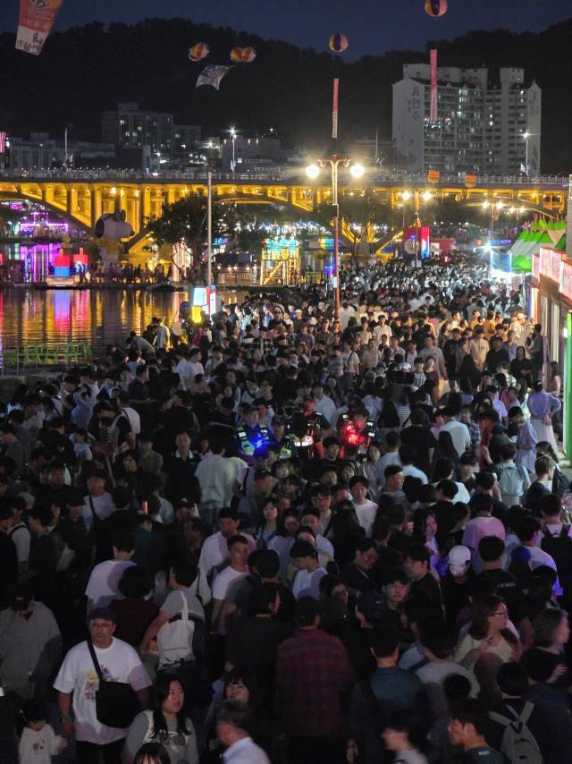4일 펼쳐진 진주남강유등축제 초혼점등식에는 수만 명 인파가 몰려 인산인해를 이뤘다. 김현우 기자