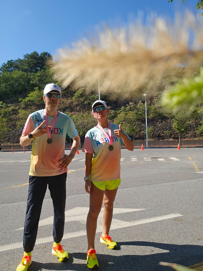 ▲ 9월 27일 경북 의성군 구봉공원에서 열린 제1회 의성마늘마라톤대회에서 부부 러너 이용호·권미나 씨가 대회 완주 후 메달을 목에 걸고 밝은 표정으로 기념촬영을 하고 있다. 권미나 씨 제공
