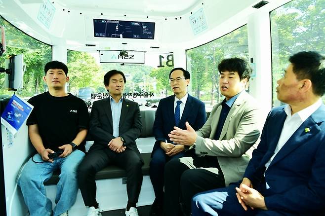 ▲ 경산시와 자율주행 선도 기업인 ㈜오토노머스에이투지, (재)경북IT융합산업기술원은 지난 1일, 힐튼호텔 경주에서 '자율주행 산업 육성 및 지역관광 연계를 위한 상호협력 업무협약(MOU)'을 체결했다. 자율주행차량을 탑승한 관계자들이 환담을 나누고 있다. 경산시.