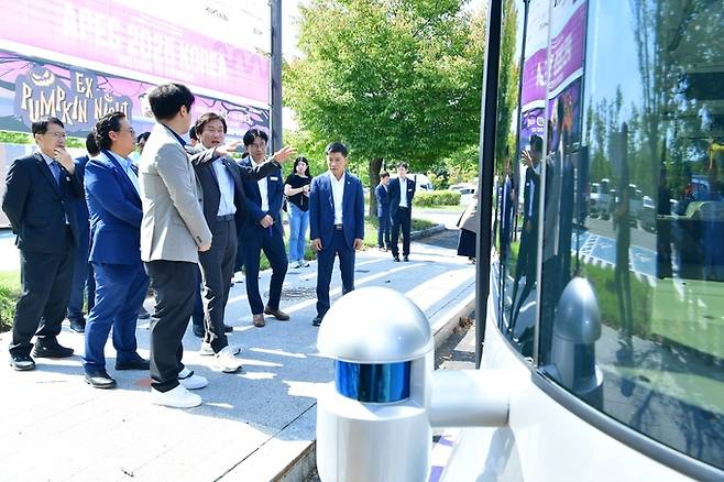 ▲ 경산시와 자율주행 선도 기업인 ㈜오토노머스에이투지, (재)경북IT융합산업기술원은 지난 1일, 힐튼호텔 경주에서 '자율주행 산업 육성 및 지역관광 연계를 위한 상호협력 업무협약(MOU)'을 체결했다. 자율주행차량 앞에서 기능 등을 설명하고 있다. 경산시.