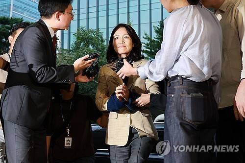 국가공무원법 및 공직선거법 위반 등의 혐의로 체포된 이진숙 전 방송통신위원장이 지난 2일 서울 영등포경찰서로 압송되고 있다. 연합뉴스