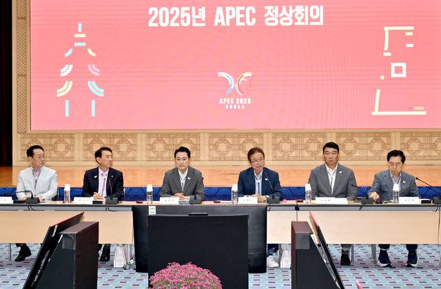 국민의힘 APEC 현장 방문. 이철우 경북도지사와 장동력 국민의힘 당대표, 김석기 국회 외통위원장, 김도읍 정책위의장, 정희용 사무총장, 김기현 APEC 특위위원장 등이 보인다. 경북도 제공.