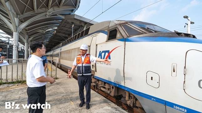 정정래 코레일 사장 직무대행(오른쪽)이 추석 특별 수송을 대비해 지난 1일 오송역에서 비상대기 중인 KTX를 점검하고 있다./자료=코레일 제공