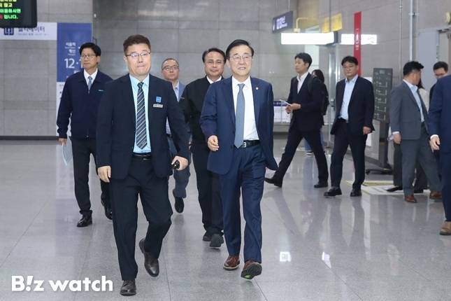 김윤덕 국토교통부 장관(맨 앞에서 오른쪽)이 2일 용산역을 방문해 추석특별교통대책을 점검하고 있다./자료=국토부 제공