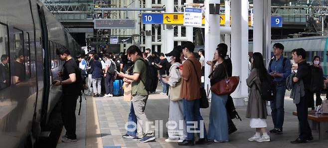 [이데일리 이영훈 기자] 추석 연휴를 앞둔 2일 서울 용산구 서울역에서 귀성길에 오른 시민들이 열차로 향하고 있다.