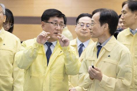 김성환 기후에너지환경부 장관이 지난 2일 경기도 의왕시 전력거래소 경인지사를 찾아 전력 당국 관계자와 유사시 전력망 안정 운영 체계를 살피고 있다. 김 장관은 “국민이 안심하고 편안한 명절을 보낼 수 있도록 관계기관과 협업하여안정적인 전력수급 및 계통운영에 최선을 다하겠다”고 강조했다. (사진=기후에너지환경부)