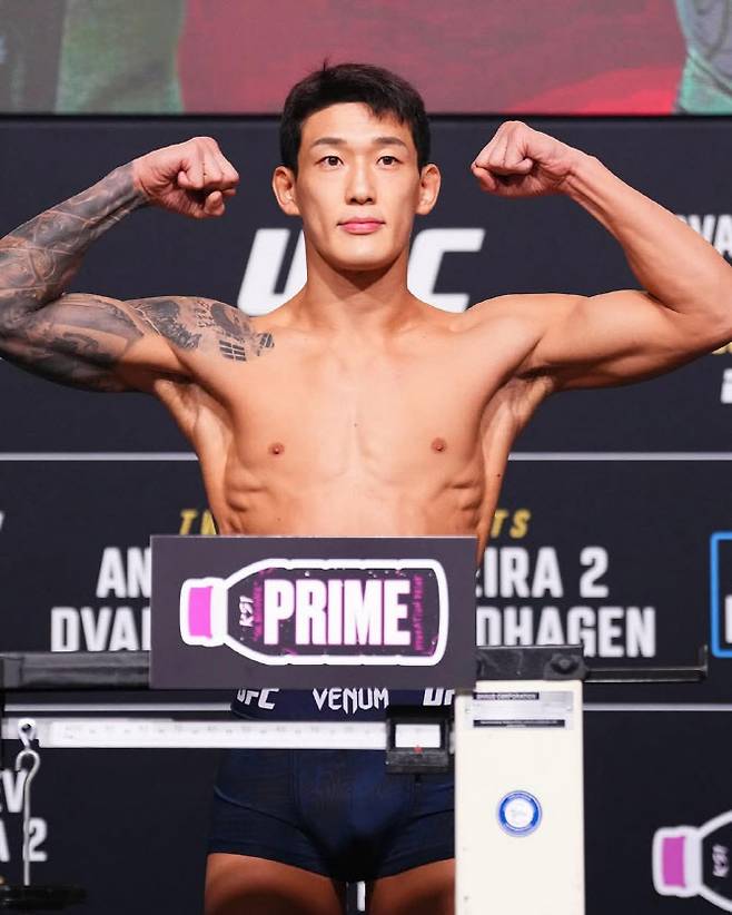 UFC 파이터 유주상이 공식 계체를 통과한 뒤 포즈를 취하고 있다. 사진=UFC