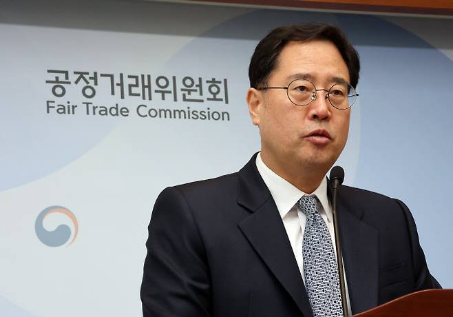 공정거래위원회 이병건 기업거래결합심사국장이 지난 3월 20일 정부세종청사 공정위 기자실에서 브리핑을 하고 있다.(사진=연합뉴스)