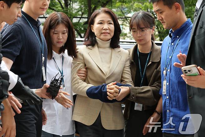 공직선거법·국가공무원법 위반 등 혐의로 체포된 이진숙 전 방송통신위원장이 4일 오후 서울 양천구 서울남부지방법원에서 열린 체포적부심사에 출석하고 있다. 2025.10.4/뉴스1 ⓒ News1 이광호 기자