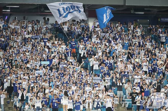 23일 오후 대구 수성구 삼성라이온즈파크에서 열린 프로야구 '2025 신한 SOL뱅크 KBO 리그' 키움 히어로즈와 삼성 라이온즈 경기, 주말을 맞아 야구장을 찾은 관중들이 무더위도 잊은 채 열띤 응원전을 펼치고 있다. 2025.8.23/뉴스1 ⓒ News1 공정식 기자