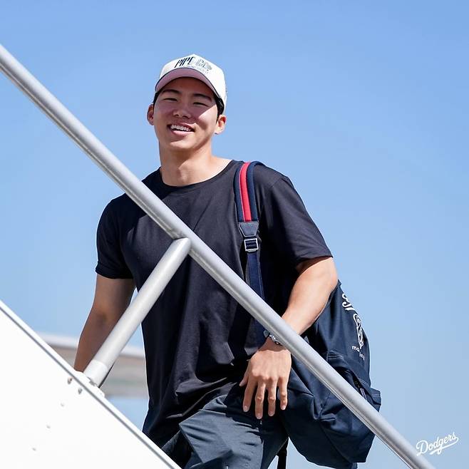 LA 다저스 김혜성이 3일(한국시간) 필라델피아행 비행기에 오르며 포즈를 취했다. 사진 | LA 다저스 SNS