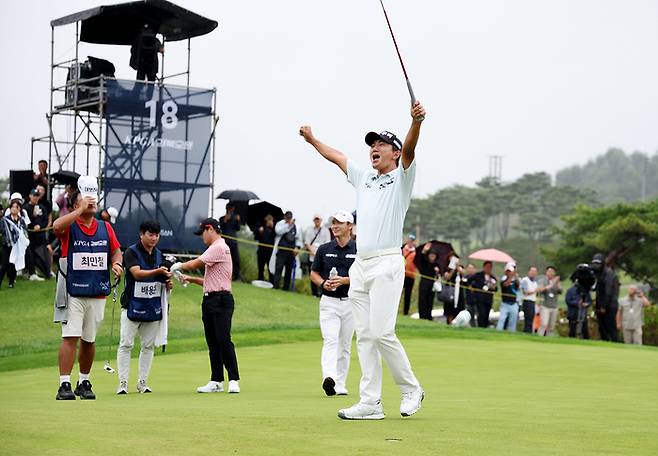 옥태훈이 4일 열린 KPGA 경북오픈 최종 라운드 18번 홀에서 우승 퍼트를 성공한 후 세리머니를 하고 있다. 사진 | KPGA