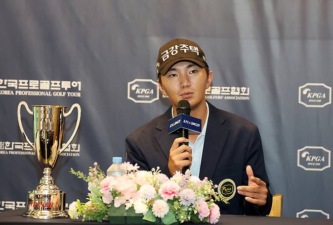 옥태훈이 4일 열린 KPGA 경북오픈 최종 라운드에서 우승한 후 인터뷰를 하고 있다. 사진 | KPGA